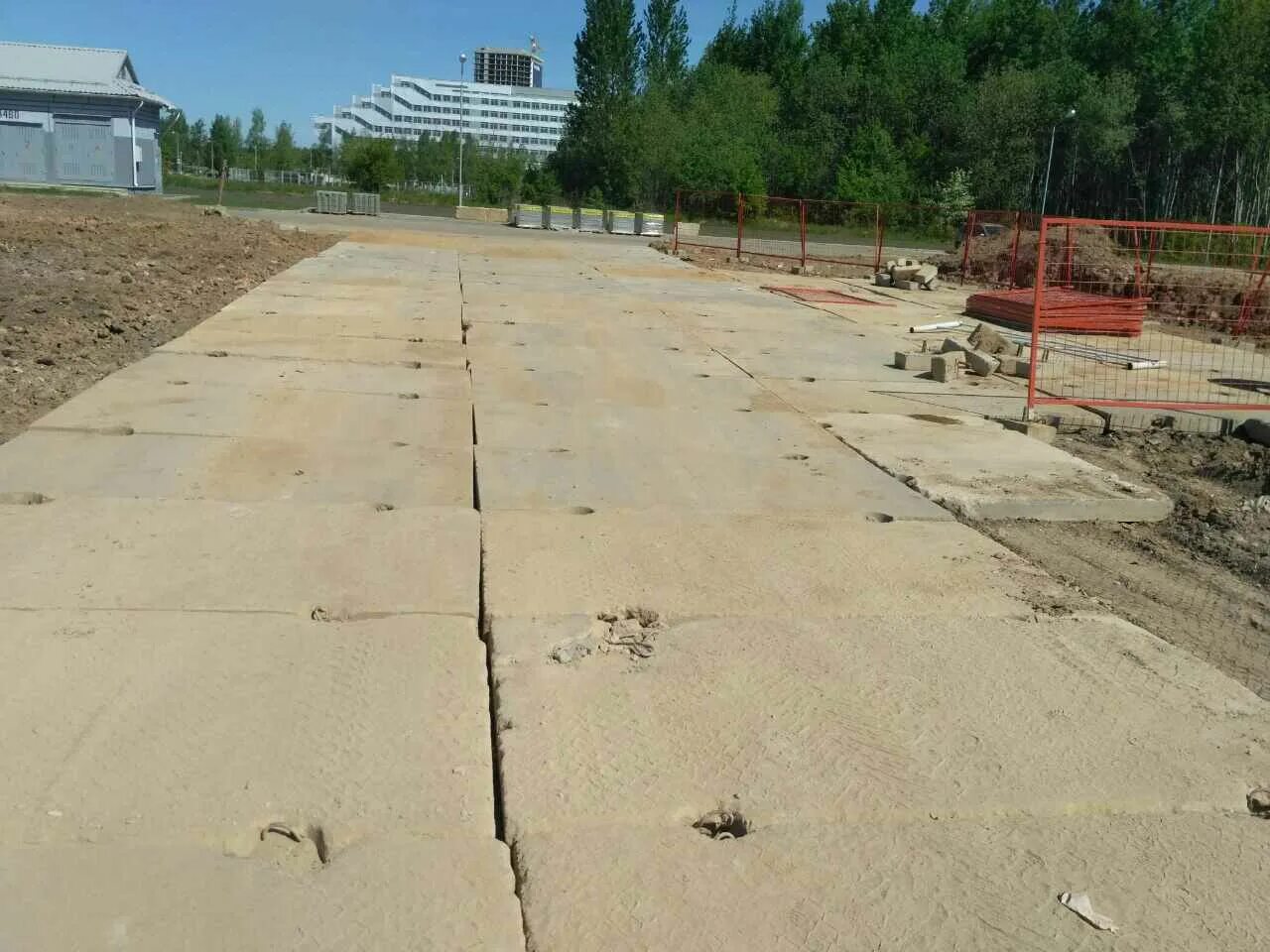 Дороги на стройплощадке. Укладка дорожных плит 2п30. Бетонные плиты для дороги. Устройство временных дорог из дорожных плит. Дорожные плиты паг 14 укладка.