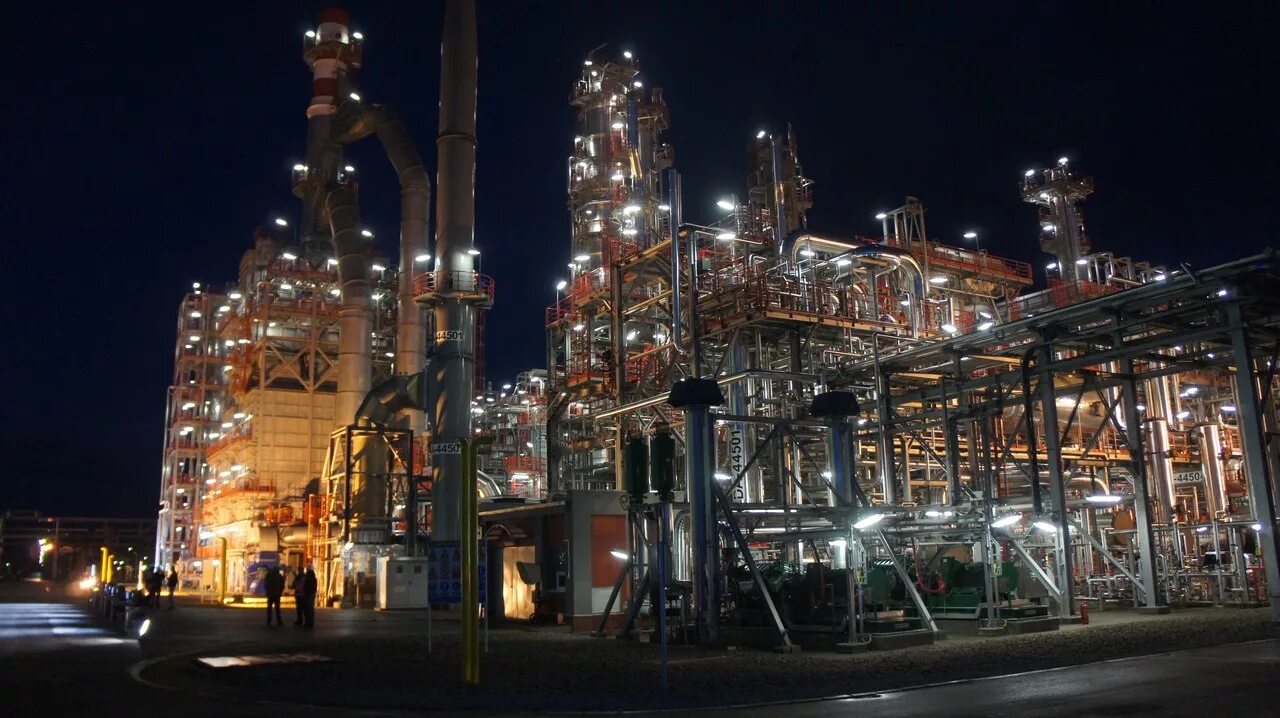 работают ночью заводы. индустриальный.