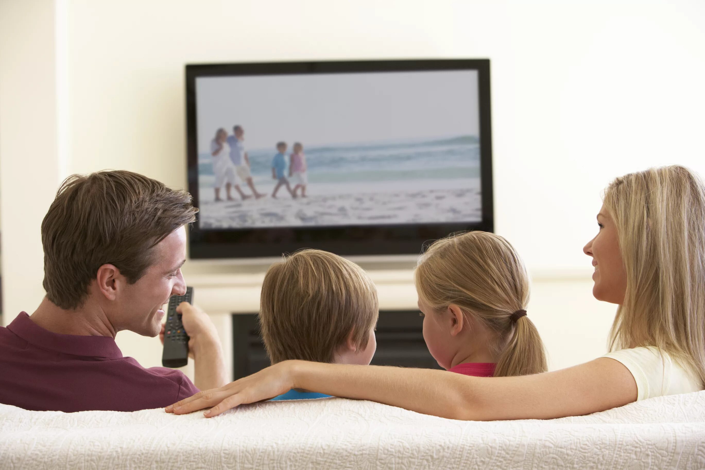 She don t watch tv. Семья возле телевизора. Счастливая семья у телевизора. Подросток и телевизор.