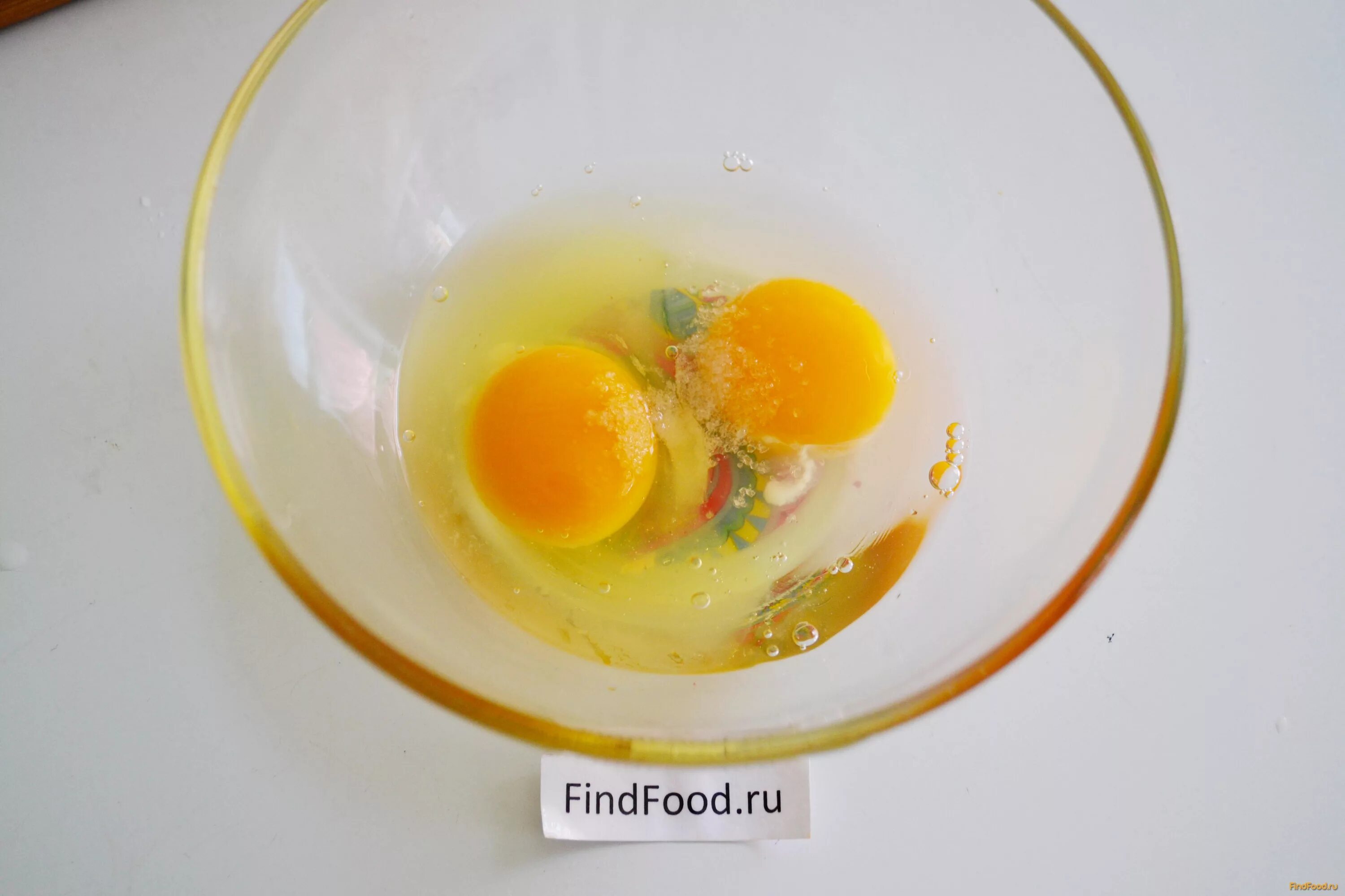 посолить яйца. яичный блин для салата рецепт с крахмалом. на какой сковороде лучше жарить блины. яичный блин для салата рецепт с крахмалом. салат с яичными блинами.