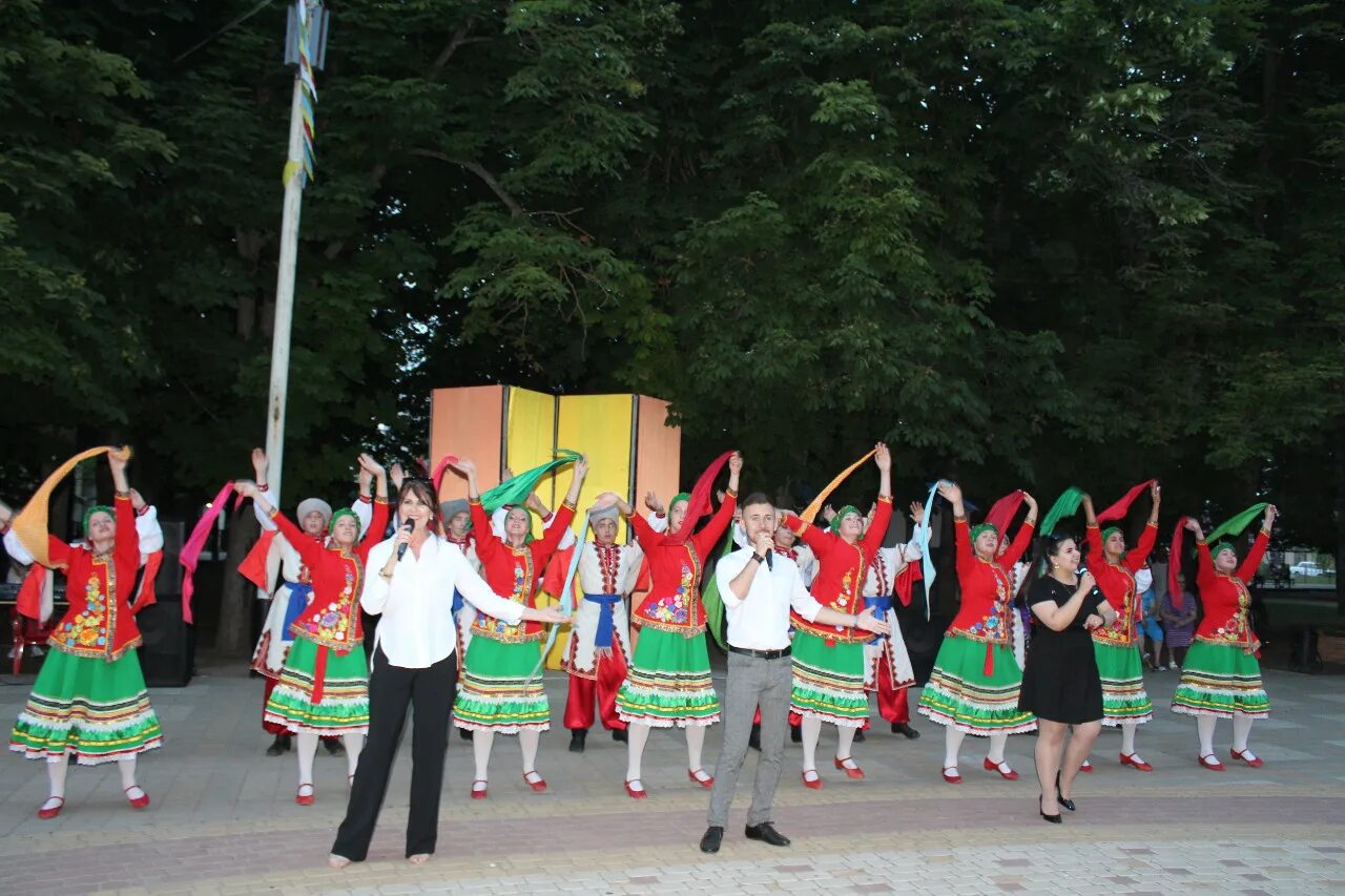 Интересная каневская. РДК Каневская. Каневская РДК концерт. Дворец культуры Каневская. Фонтан Каневская.