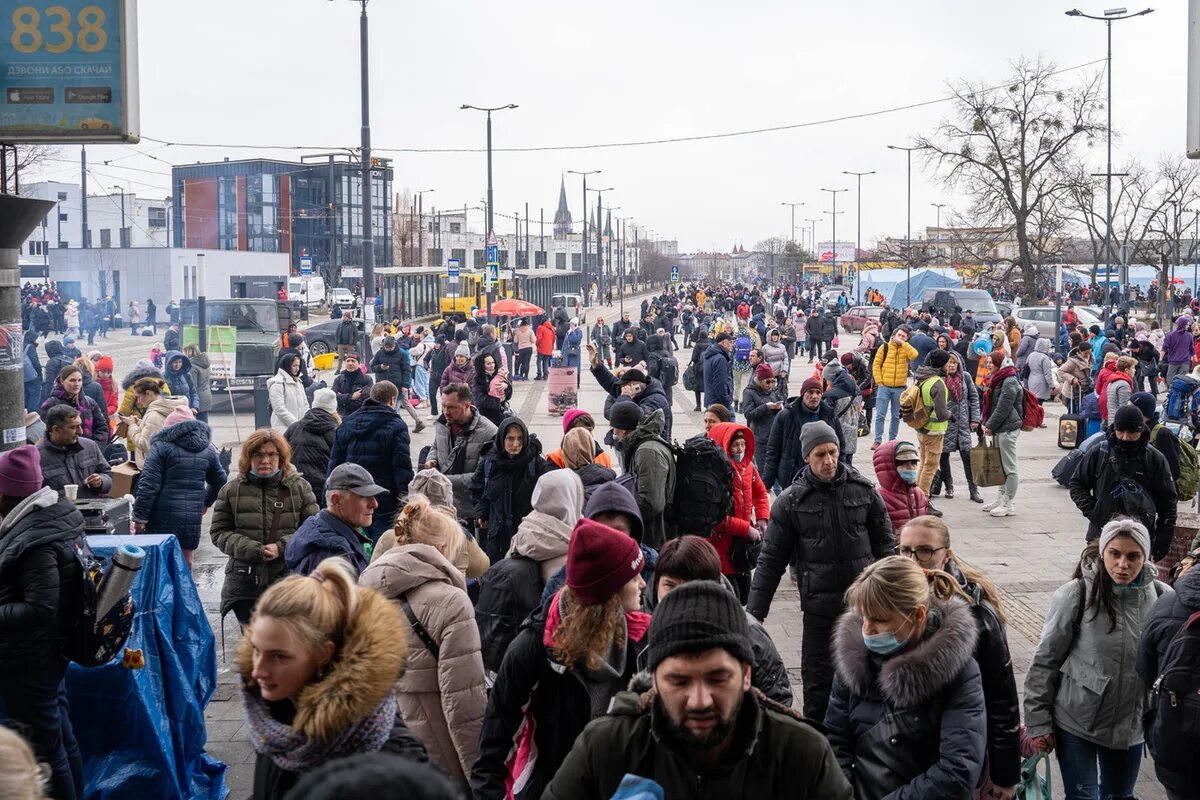 Люди бегут из харькова. Беженцы во Львове сегодня. Вокзал Львов беженцы. Харьков вокзал беженцы. Беженцы с Украины Львов.