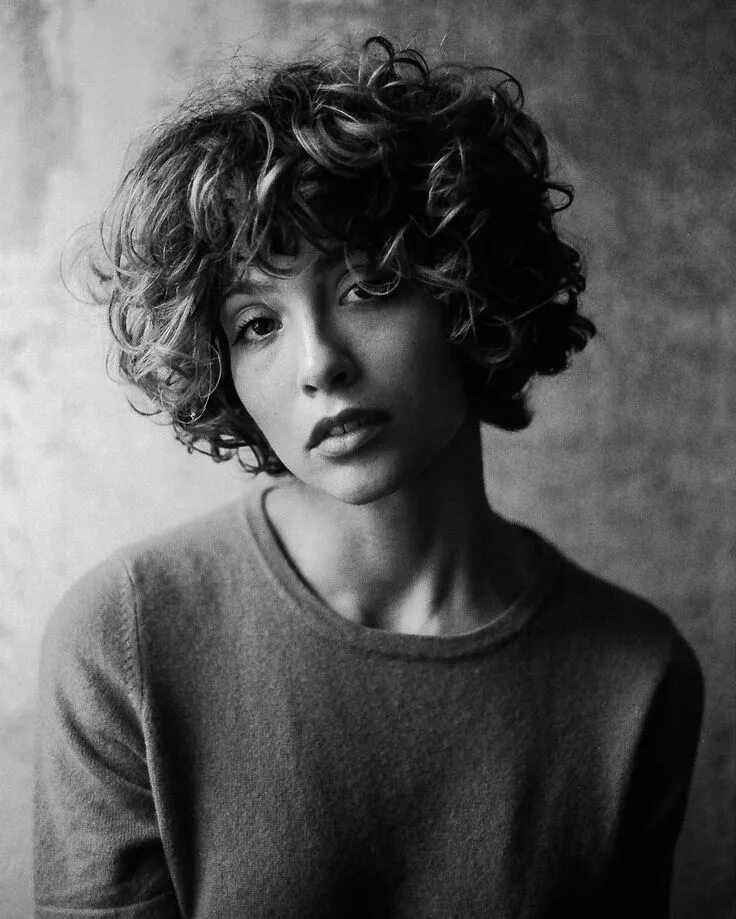 Short curly. Кудрявый Боб. Curly Bob модель. Короткие стрижки на кудрявые волосы.