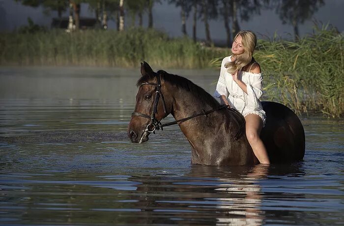 Негритянку конем. Девушка на лошади в воде. Фотосессия на реке с лошадью. Фотосессия с лошадью в воде. Девушка с лошадью у реки.