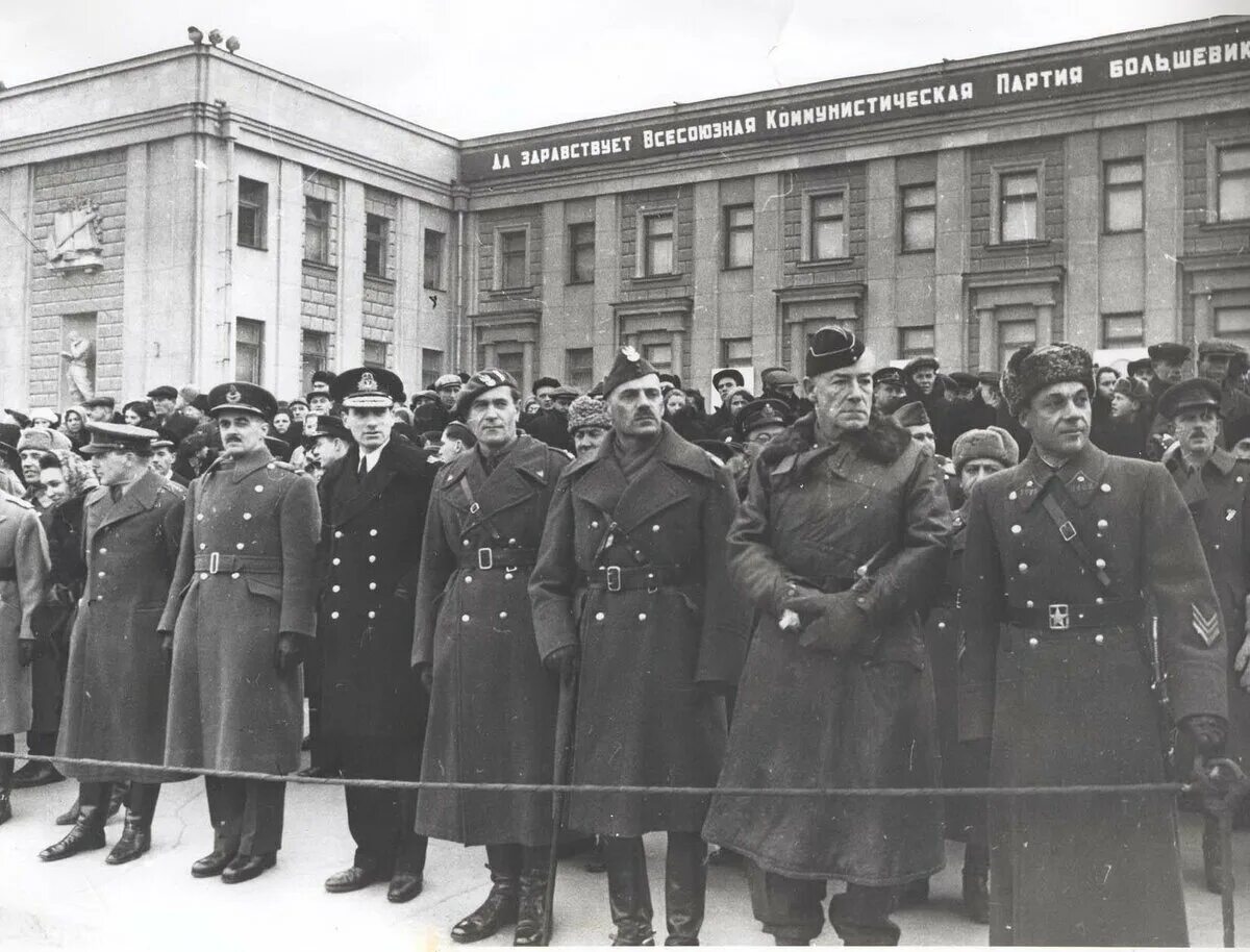 Куйбышев вов. Парад 7 ноября 1941 года в Куйб. Парад в Куйбышеве 7 ноября 1941 года иностранные дипломаты. Куйбышев запасная столица парад. Запасная столица 1941 Куйбышев.