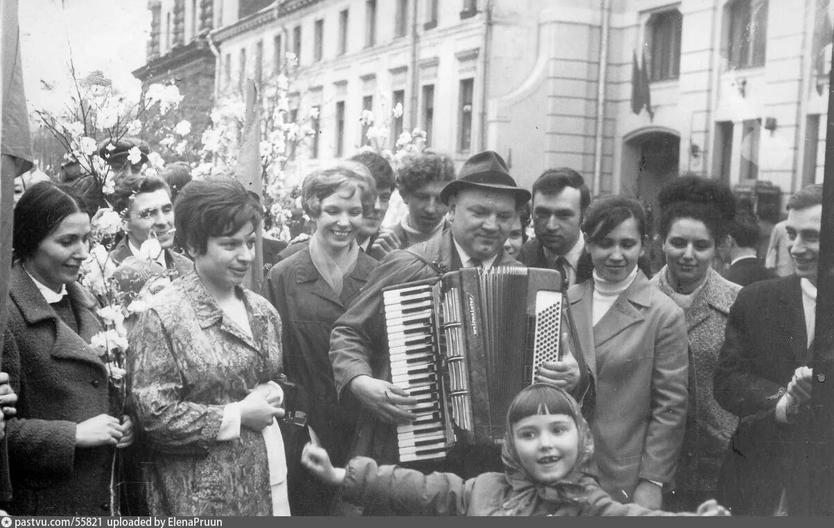 Советские праздники. Первомайская демонстрация в СССР 70е Воронеж. Советские люди на праздниках. Первомай в Советской Москве. Демонстрации в 80 е годы.