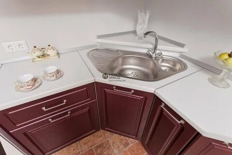 Кухонная раковина в углу