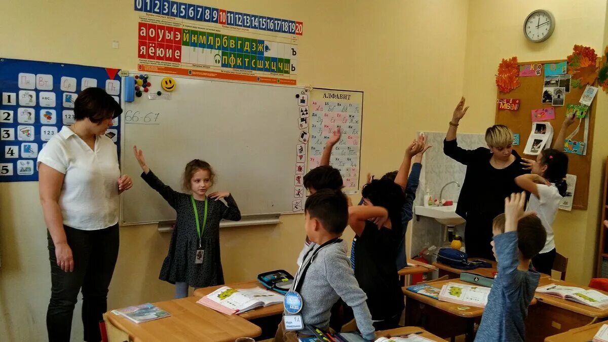 Занятия в школе 12. Урок в инклюзивном классе. класс с инклюзивным обучением в школе. школьный кабинет в инклюзивном образовании. инклюзивные и обычные дети в классе.