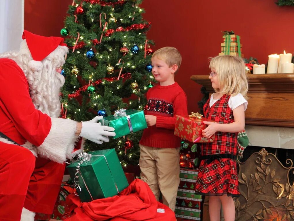 Где подарки дед мороз. Дед Мороз дарит подарки детям. Дед Моро задрит подарок детям. Подарки Деда Мороза.