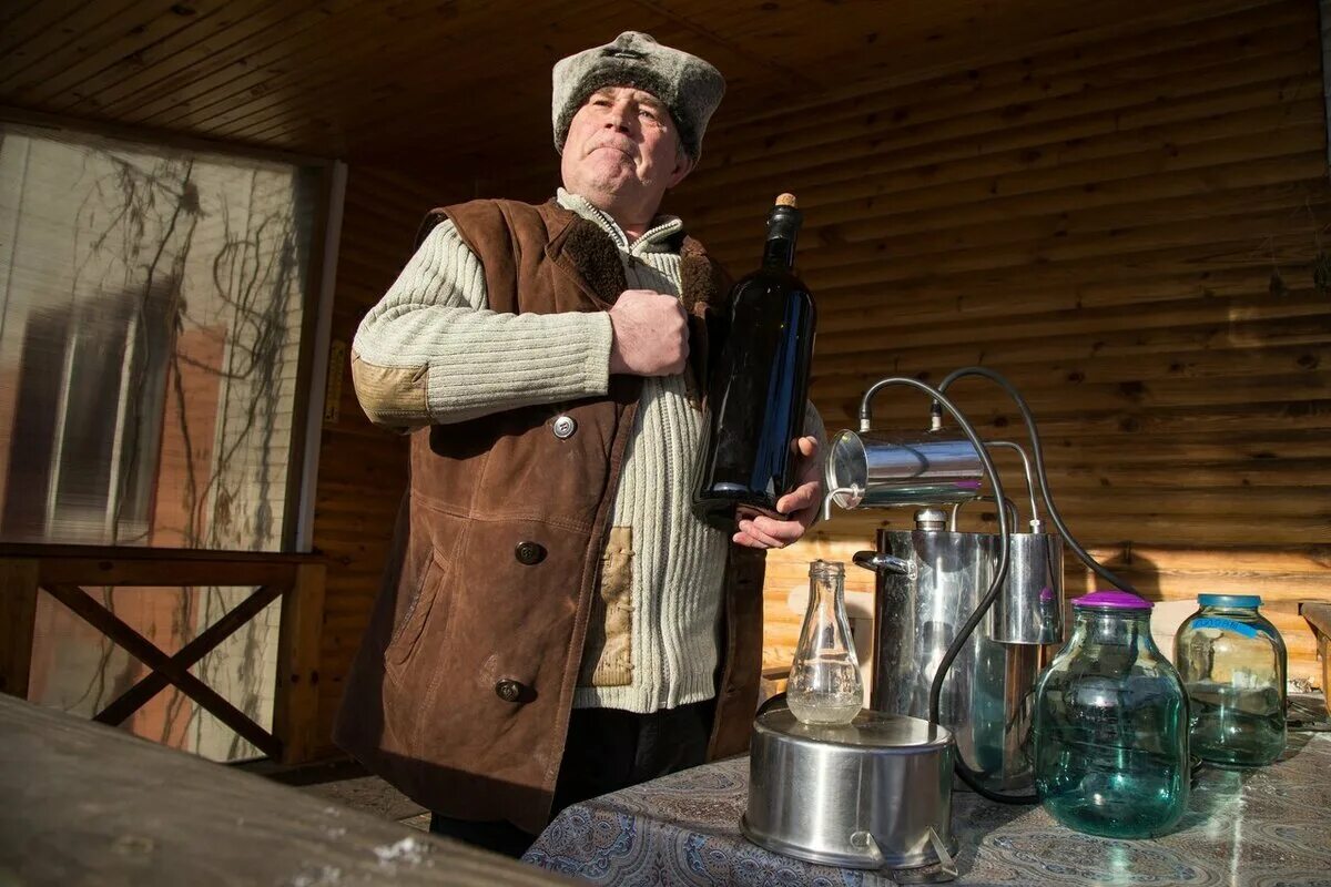 Самогонщик тимофеев. Вицин с самогоном. Самогонный аппарат Самогонщики. Двойной перегон самогона. Деревенский самогонный аппарат.