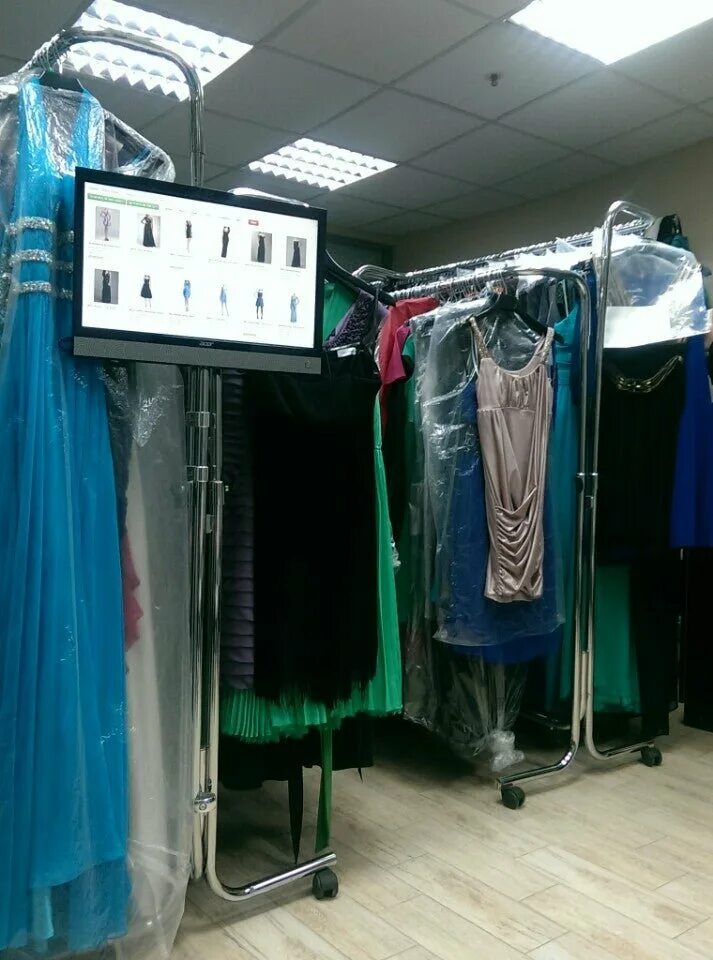 Магазин больших размеров белгород. Женская одежда магазины золотой вавилон. Интерьер магазина женской одежды. Магазин женской одежды метро отрадное москва. Идеи для магазина одежды.