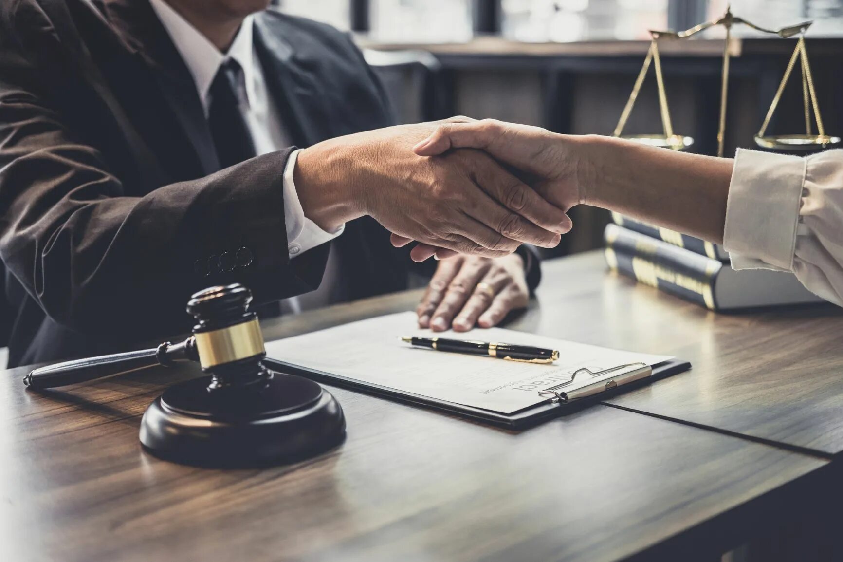 Legal concept. Хантинг в бизнесе. Юрист документы. Рабочее место юриста. Юридические услуги.