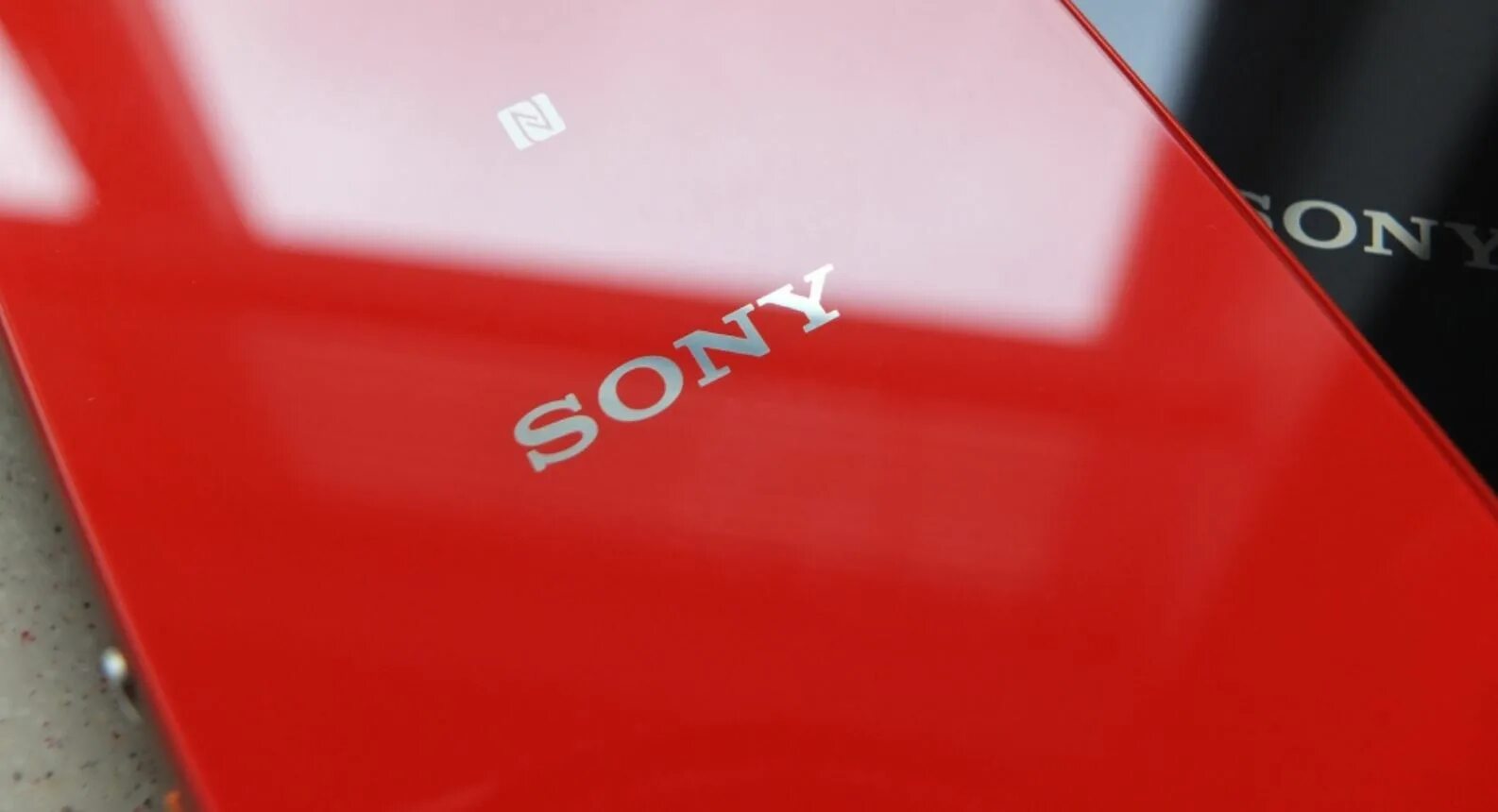 Sony experience z3. Сони экспириенс 3. Sony Xperia z5 красного цвета. Sony z3 Compact шильдик модели.