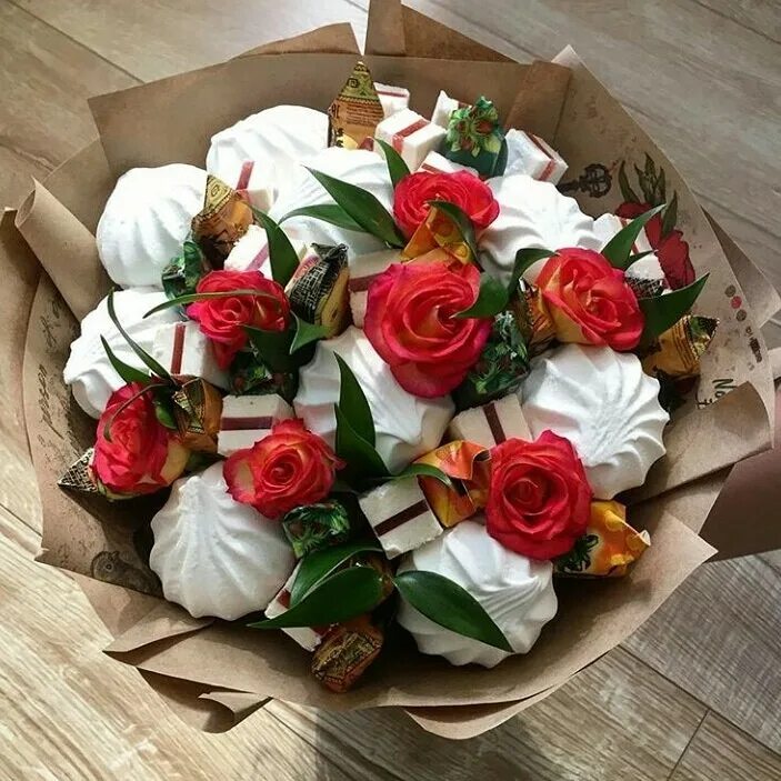 Живые цветы конфеты. Букет конфет. Сладкий букет с цветами. Букет с зефиром и цветами. Букет из конфет с розами.