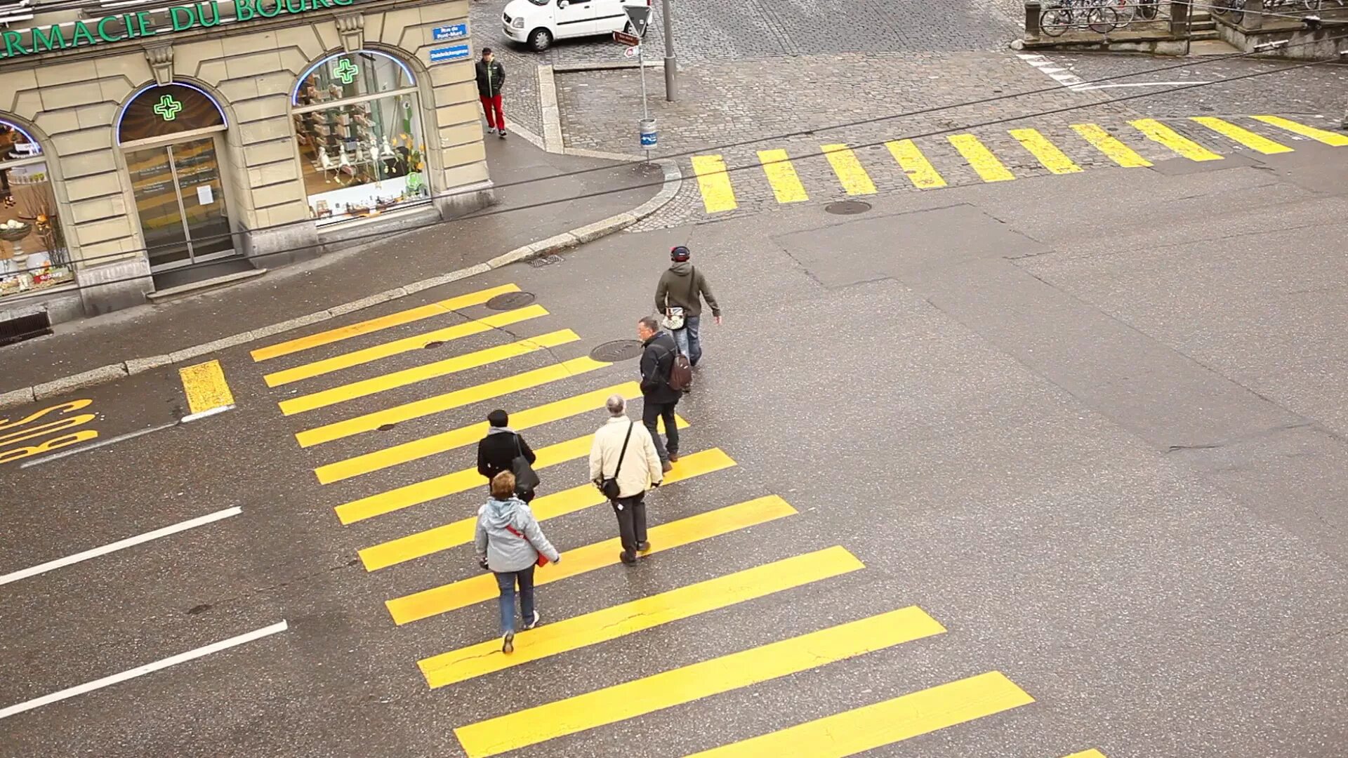 Мне нужно было пересечь улицу. Зебра дорожная разметка. Zebra Crossing — Zebra Crossing. Пешеходный перерехо. Пешеход у дороги.