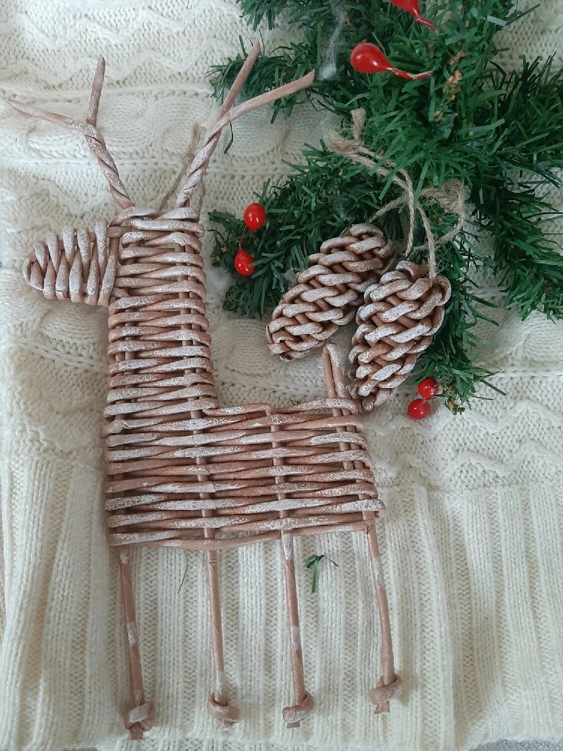 Игрушки из бумажной лозы. Елочные игрушки из ивовой лозы. Новогодние подарки 2011 из дерева. Плетеный олень из бумаги. Олень из бумажной лозы новогодний.