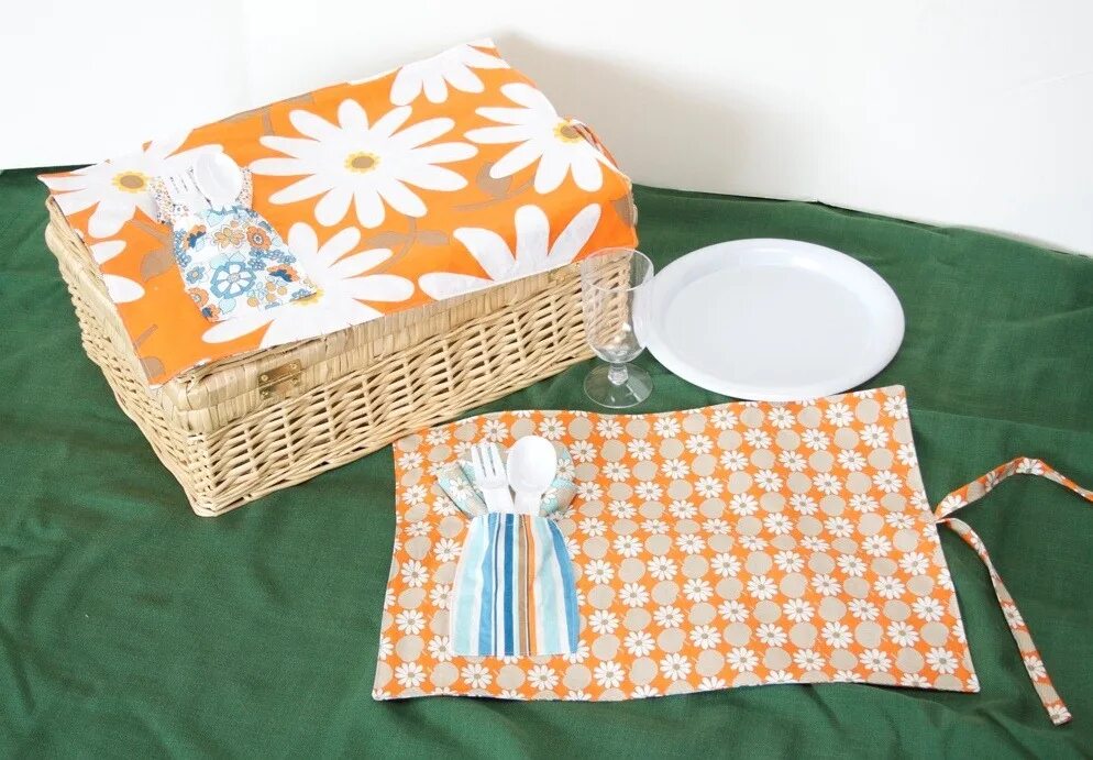 салфетки под тарелки из ткани. текстильная салфетка для стола. салфетки для сервировки стола сшить своими руками. скатерть дорожка на стол новогодняя. скатерть тканевая.