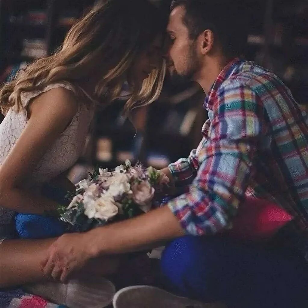 Мужчина крепко обнимает женщину. Желание быть классным. Счастливая пара в горах. Забавные ситуации. Заставка на исполнение желаний.