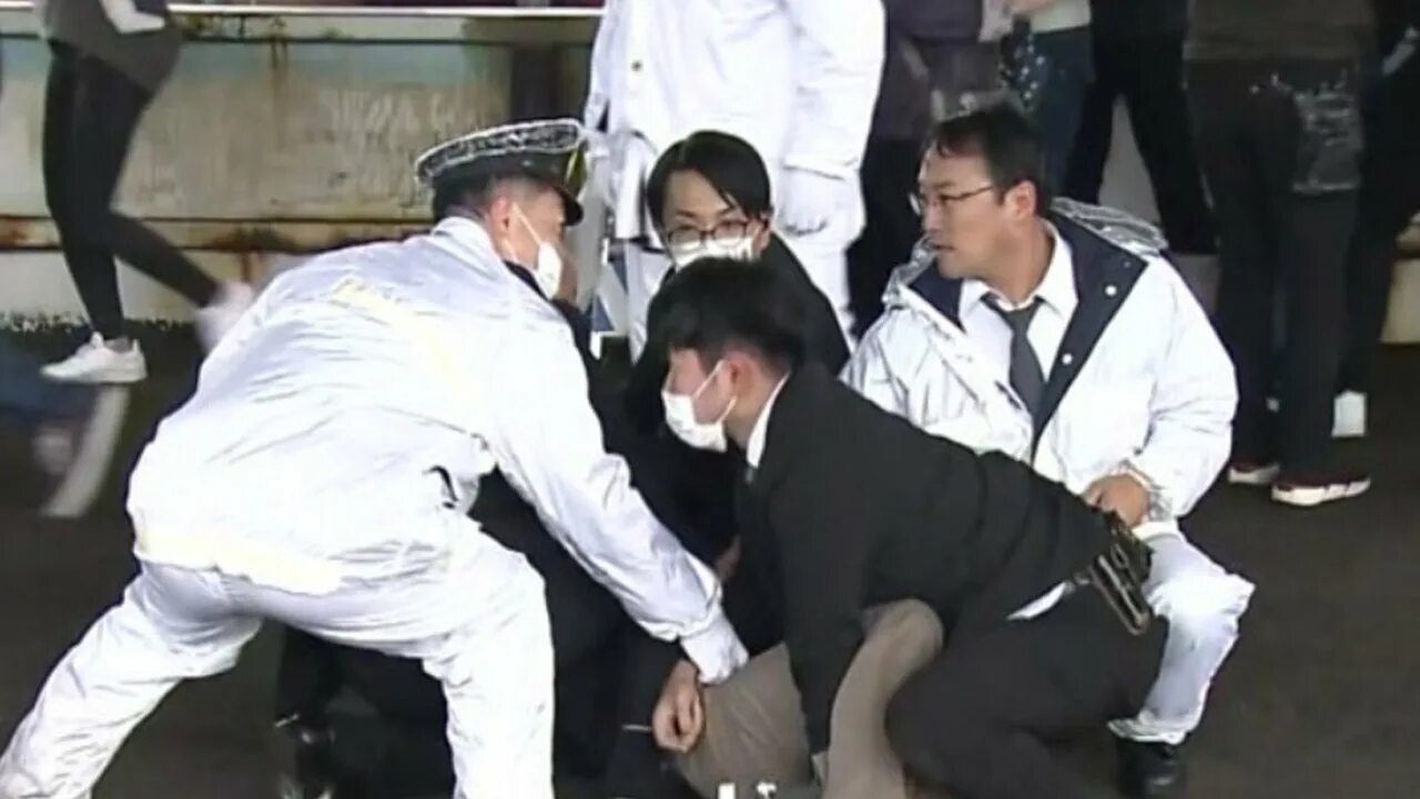 Японский покушение. Покушение на японского премьер-министра. Японские люди. Покушение на президента Японии. Японская полиция.