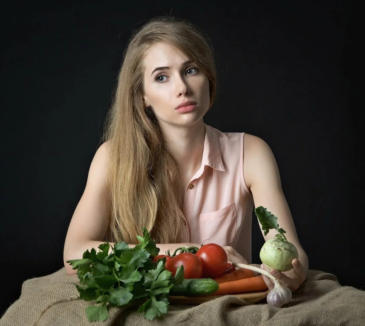 Девушка с овощами. Фотосессия с овощами. Девушка с овощами и фруктами. Фотосессия девушка с овощами.