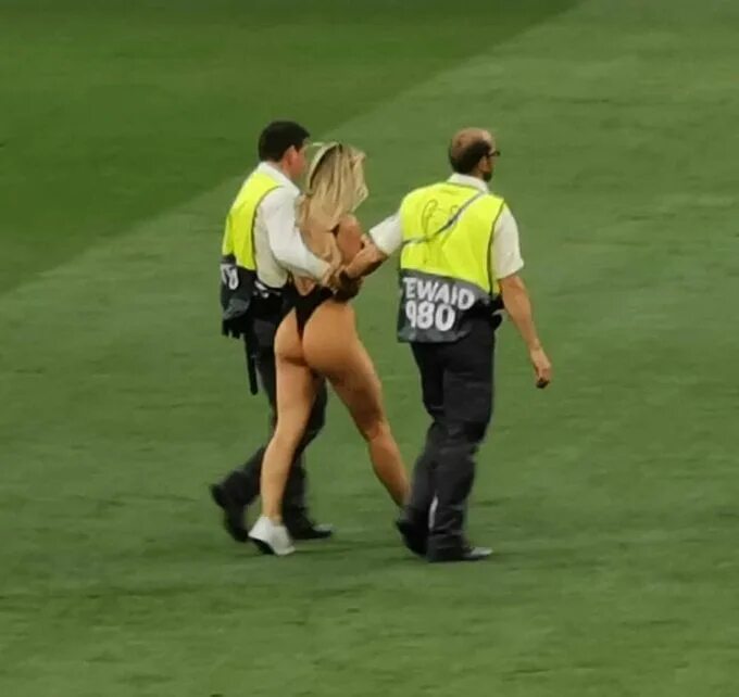 Выбежала на поле. Голые футболисты на поле. Виталий здоровецкий чм 2014. Кинси волански ливерпуль. Кинси волански финал.