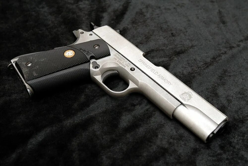 Colt перевод. Colt m1911a Silverballer. Colt m1911 Silver. Colt m1911 Silver White. Colt m1911 с глушителем.