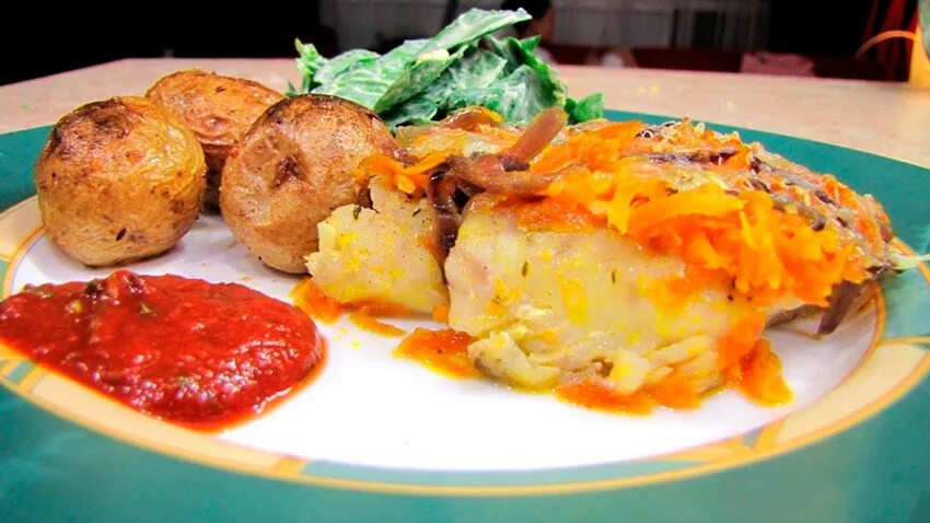 Рыба по-гречески в духовке с помидорами и сыром. Минтай с овощами. Филе минтая под луком и морковью. Берш запеченный в духовке с картошкой. Хе из судака.