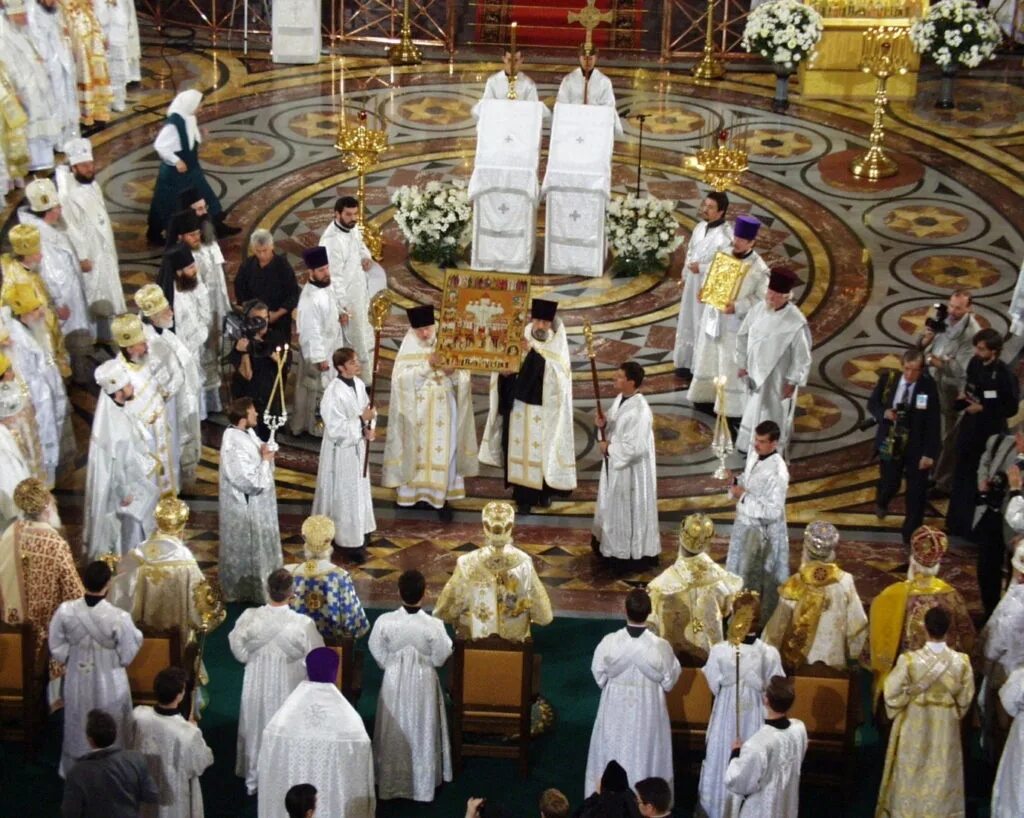 Церковь власть и общество. Прославление собора новомучеников 2000 год.