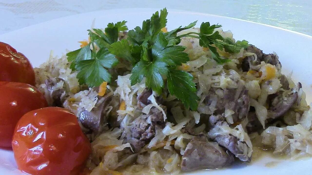 Рецепт печень капуста. Тушеная капуста с печенью. Куриная печень с капустой. Куриная печень тушеная с капустой. Печень с капустой тушеная.