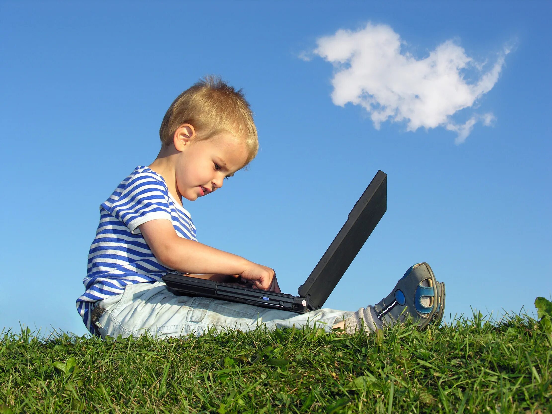 Интернет в жизни детей. Компьютер для детей. Ребенок. Дети с ноутом. Детям об интернете.