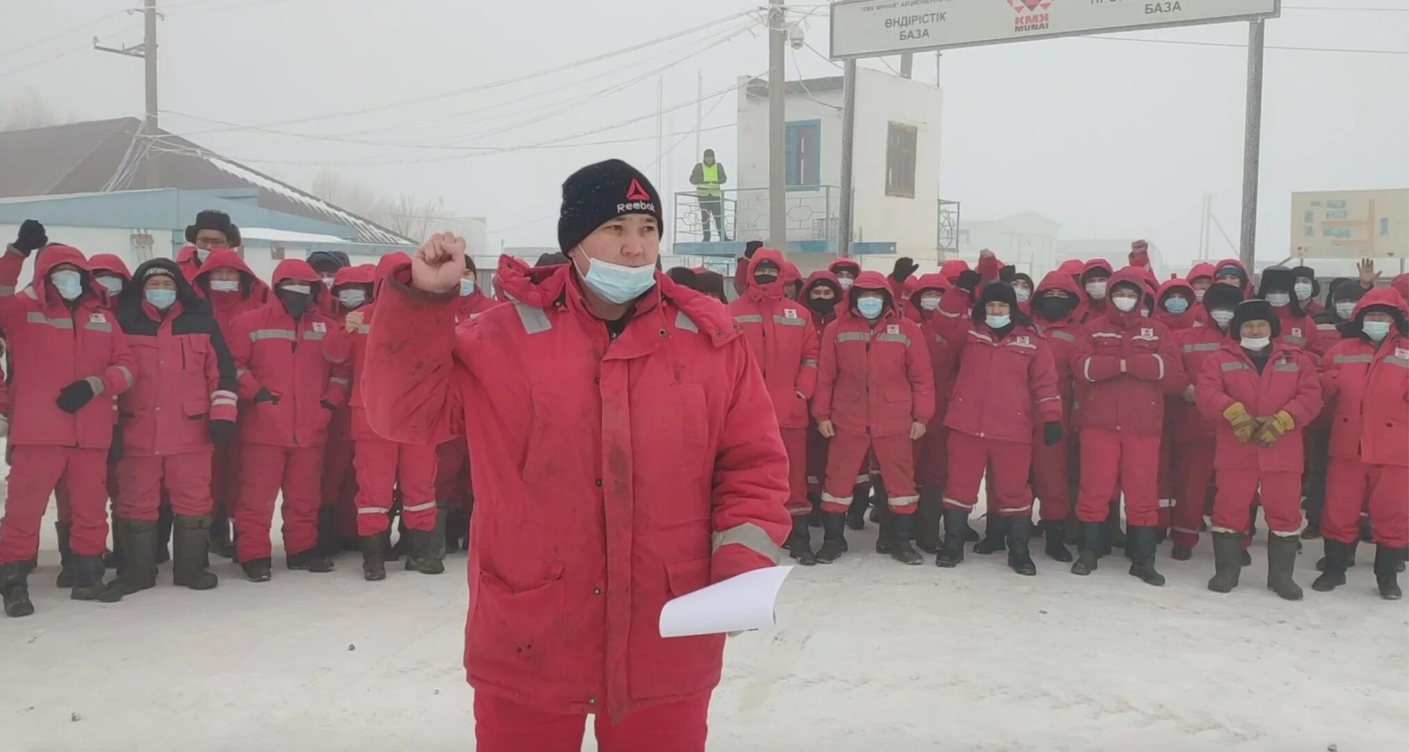 Увольнение бастующих 6 букв. Забастовки в Казахстане. Забастовки Нефтяников. Забастовка рабочих. Жанаозен нефтяники.