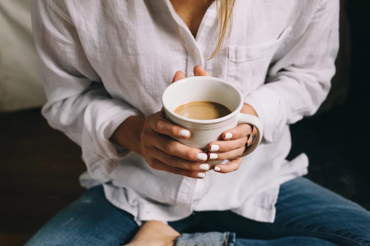 здорового чаепития. человек с кружкой чая. чашка чая. чашка в руках. кружка чая в руках.