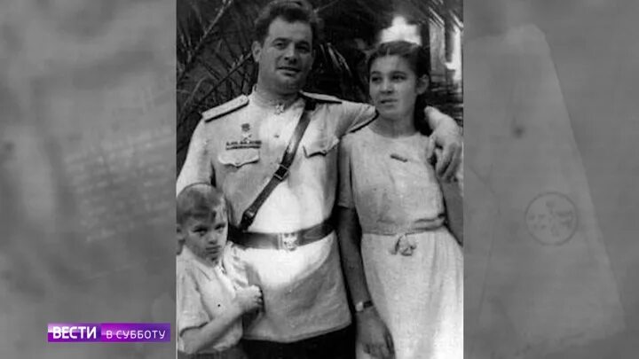 Бюст черняховского в москве. Черняховский герой советского союза. Черняховский дети. Генерал черняховский семья. Судьба разведчика.