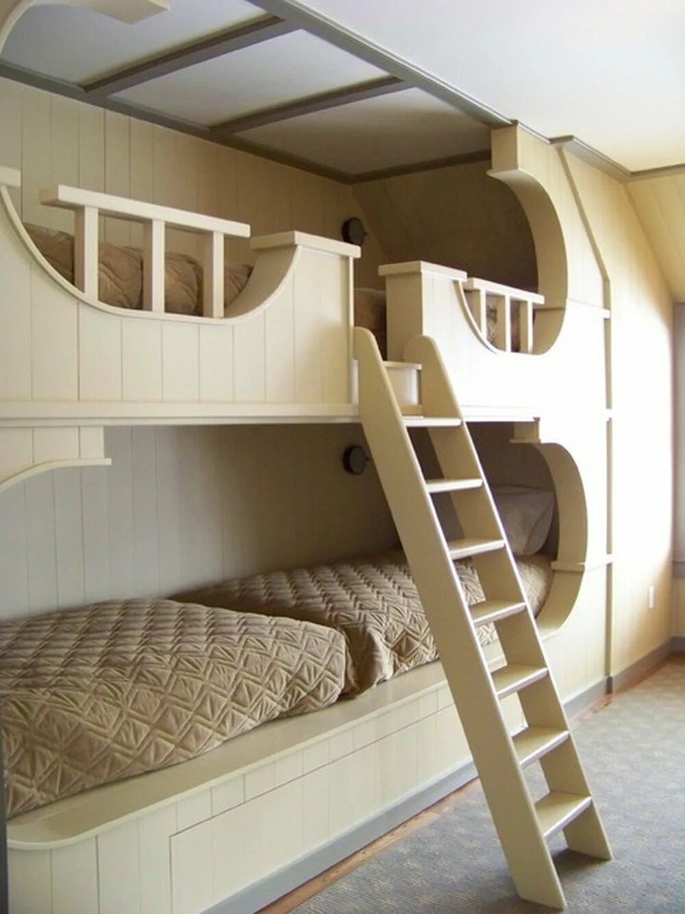 Кровать 7 дом. Двухъярусная кровать для детей. Кровать для троих детей. Двухэтажная кровать для детей. Детская двух этажный кровать.