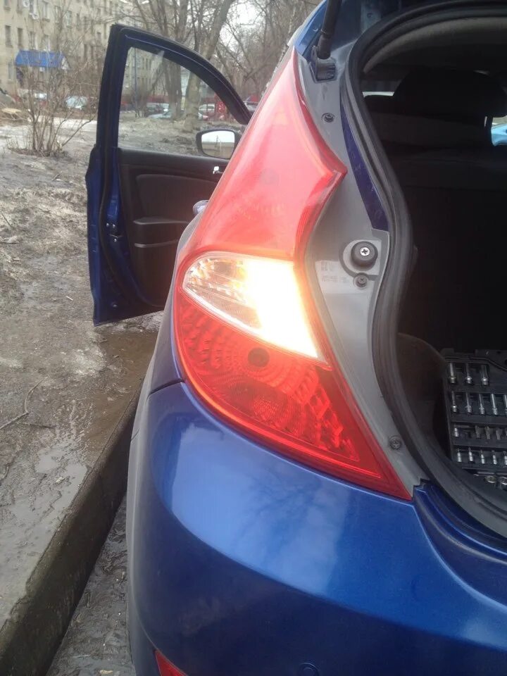 Поставил светодиодные лампочки на задний ход Hyundai Solaris Hatchback, 1,4 л,