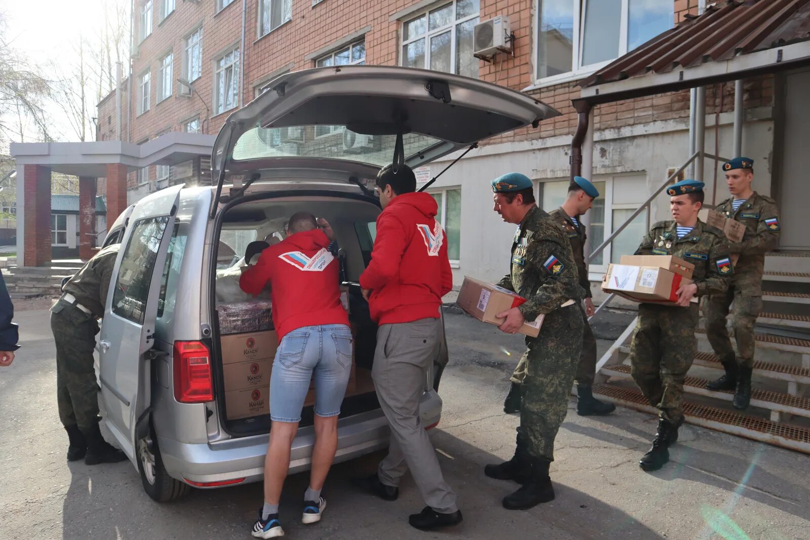 Поддержка специальной операции. Гуманитарная помощь на фронт. Русский десантник.