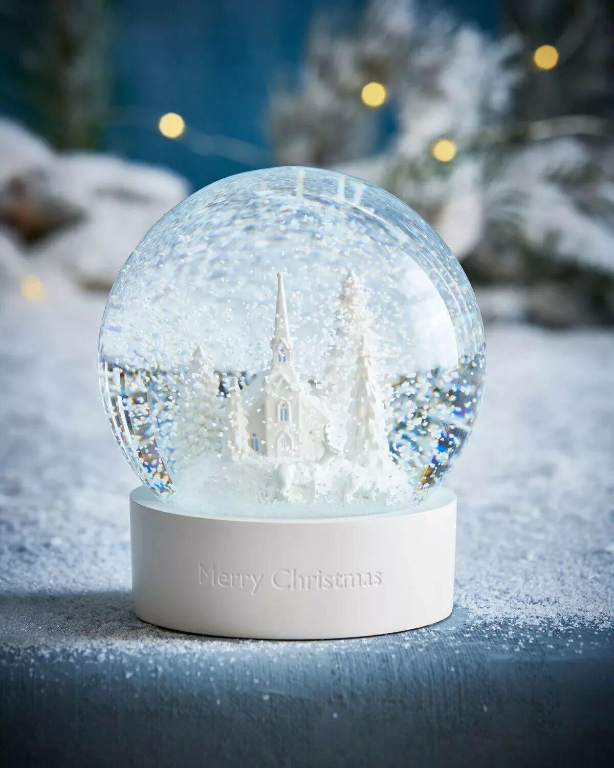 Снег снежном шаре. Snow Globe снежный-шар. Glass Globe снежный шар. Снежный шар Джейкобстаун. Новогодняя шкатулка «снежный шар» 40233.