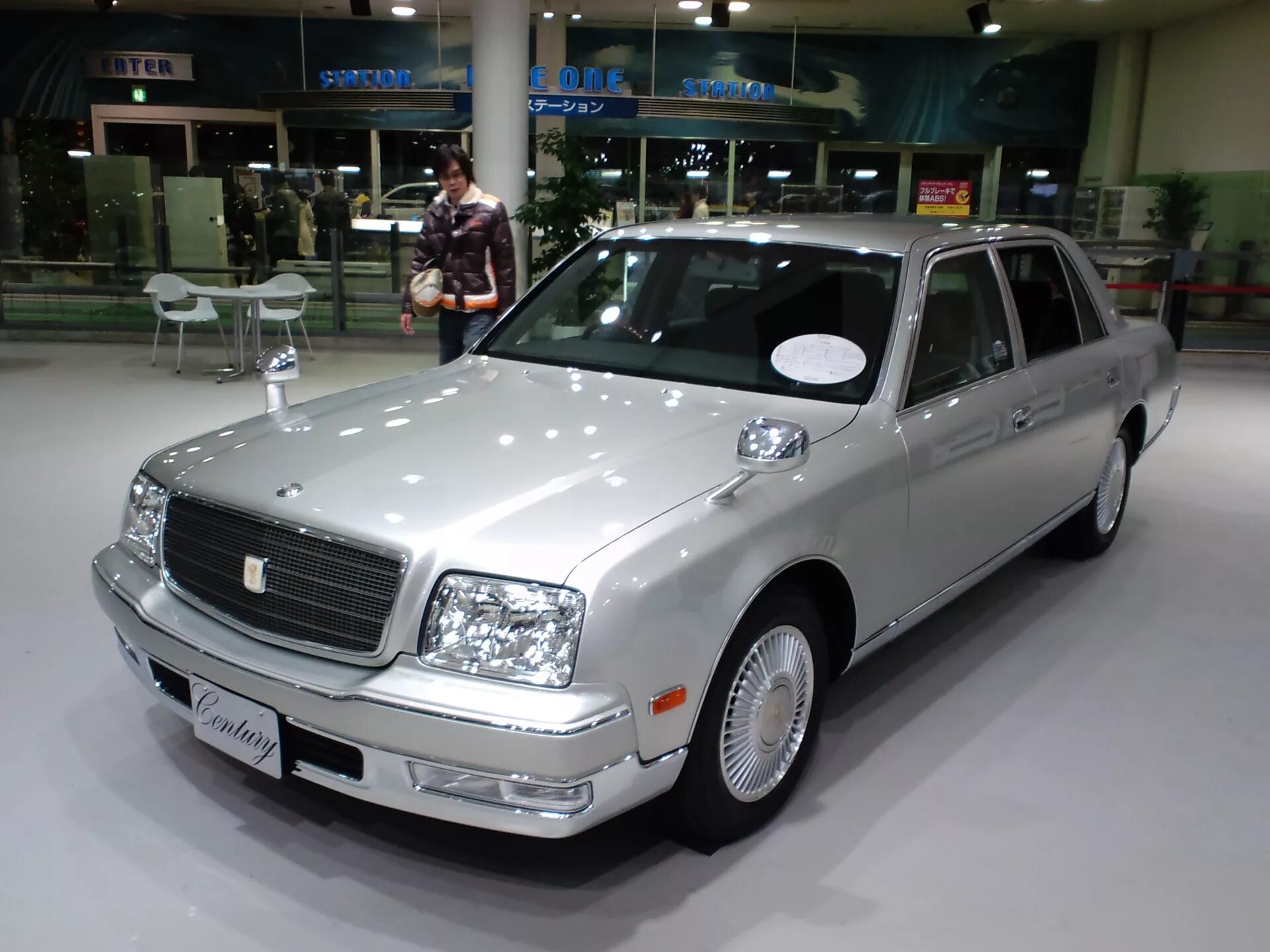 Toyota century v12. Toyota century mk1. Японские представительские машины. Toyota century royal императора японии. Toyota century ii (g50).
