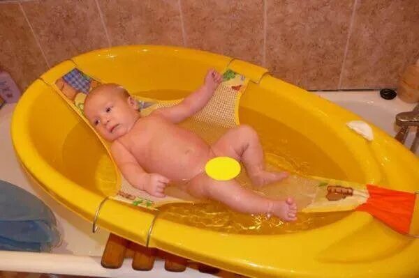Гамак для купания малыша. Сетка на ванночку для купания. Ванна для купания с горкой. Горка для купания младенцев в ванной. Купание новорожденного отзывы