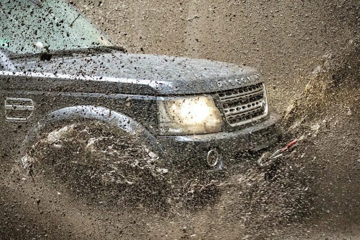 Почему машина грязная. Грязный автомобиль. Машина в грязи. Очень грязная машина. Грязная машина в грязи.