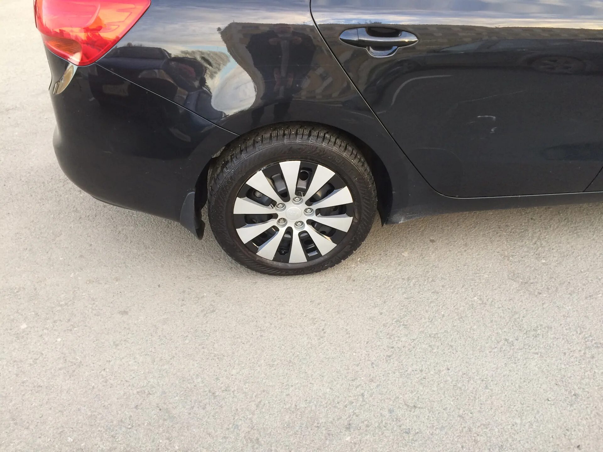 Ceed JD на колпаках r15. Колпак Kia черный r16. Покраска Колпаков Kia Ceed 2008. Колпаки Киа СИД р15.