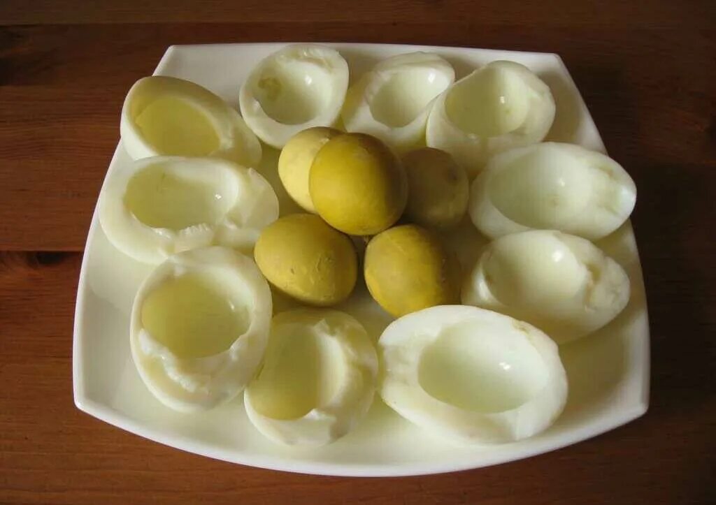 Зеленый желток. Вареные яйца. Желток вареный. Белок яйца. Яичные белки.