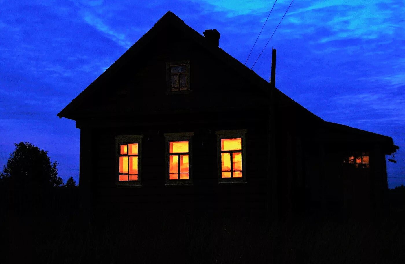 Группа свет в окне. Дом ночью. Деревенский дом свет в окне. Дом в деревне ночью. Свет в окнах домов.
