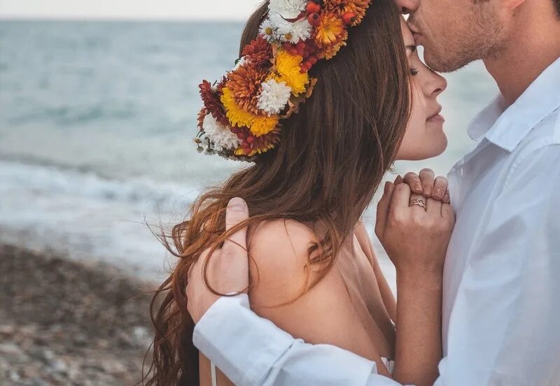 Парень наблюдает за девушкой. Парень и девушка. Человеку нужно давать столько свободы чтобы человек сам хотел. Отношения девушка надо. Счастливые мужчина и женщина.