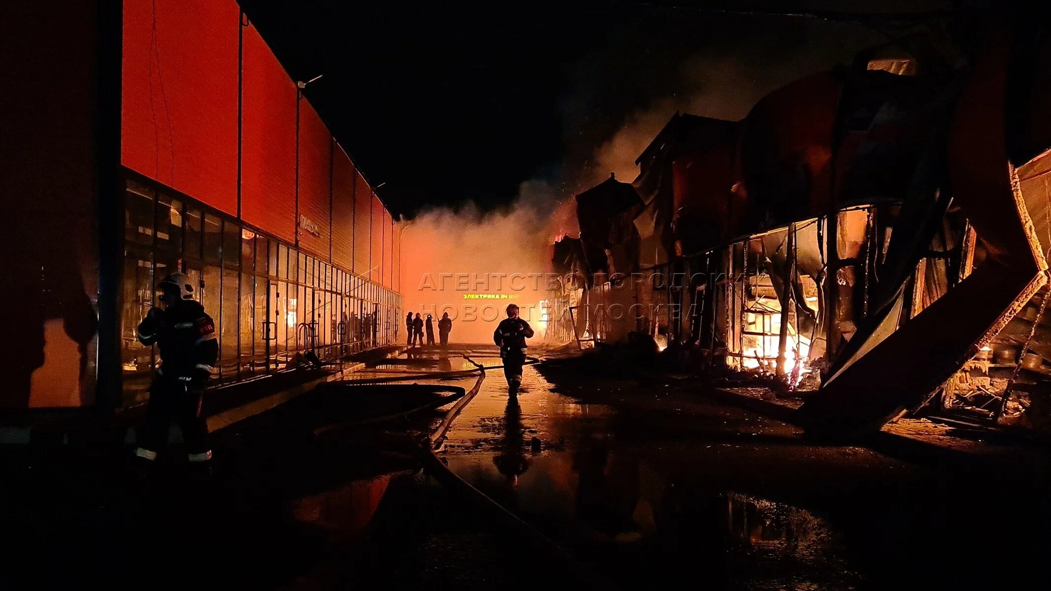 Пожар в Москве. Пожар Каширское шоссе. Сгоревшая Москва. Пожар на строительном рынке Синьково 5 декабря.