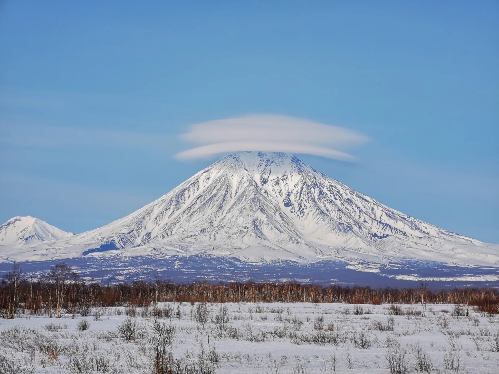 Сопка г. Петропавловск-Камчатский Корякская сопка. Корякский вулкан Камчатка. Вулкан Корякская сопка Камчатка. Вулкан Авачинская сопка.