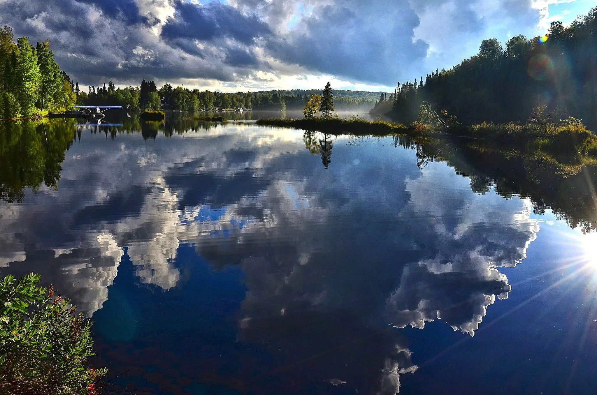 Август в воде. Пейзаж. пейзажи природы. отражение в воде. отражение неба в воде.