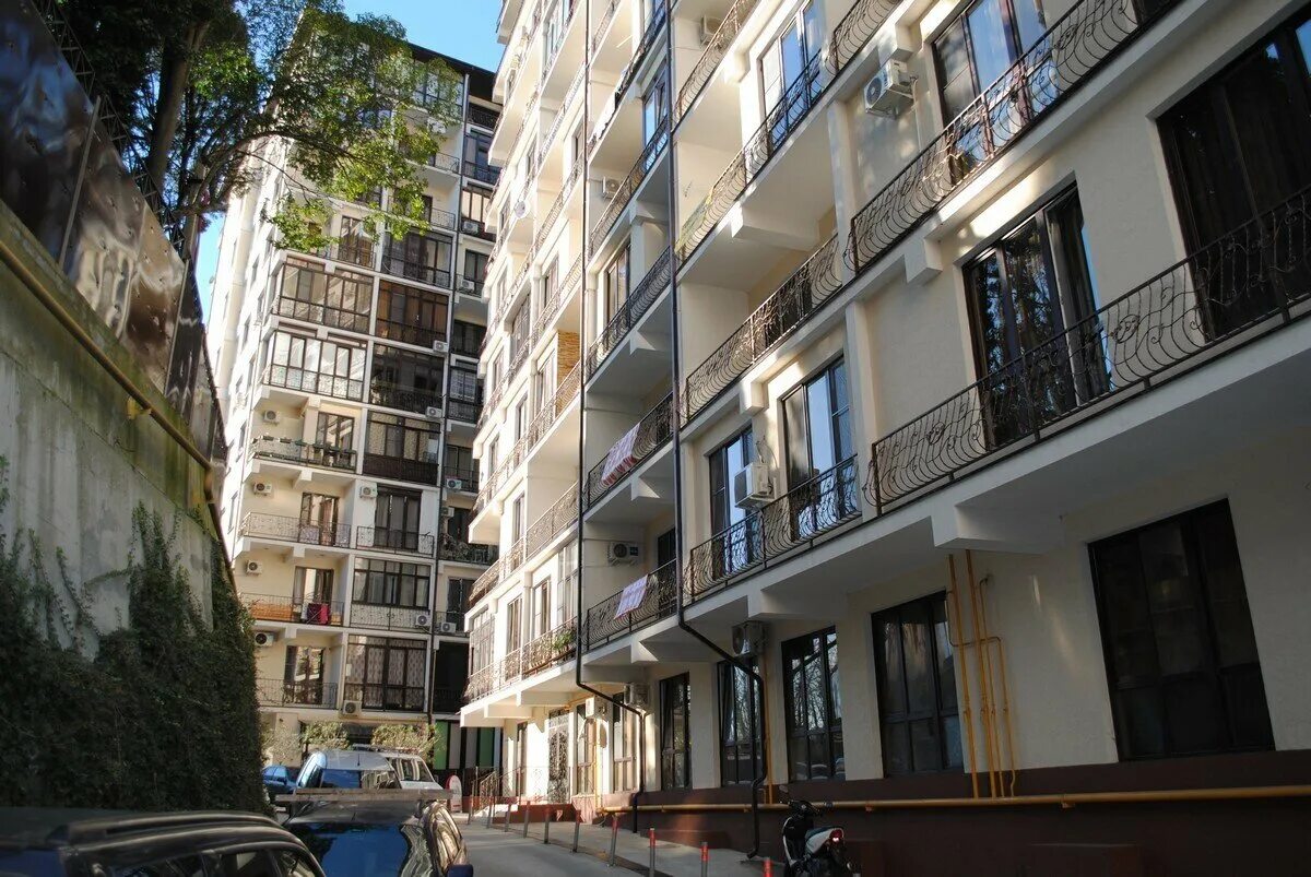 Жк романовский сочи. Санаторная улица сочи. Санаторная 50б сочи. Квартиры жк романовский. Сочи улица санаторная 46.