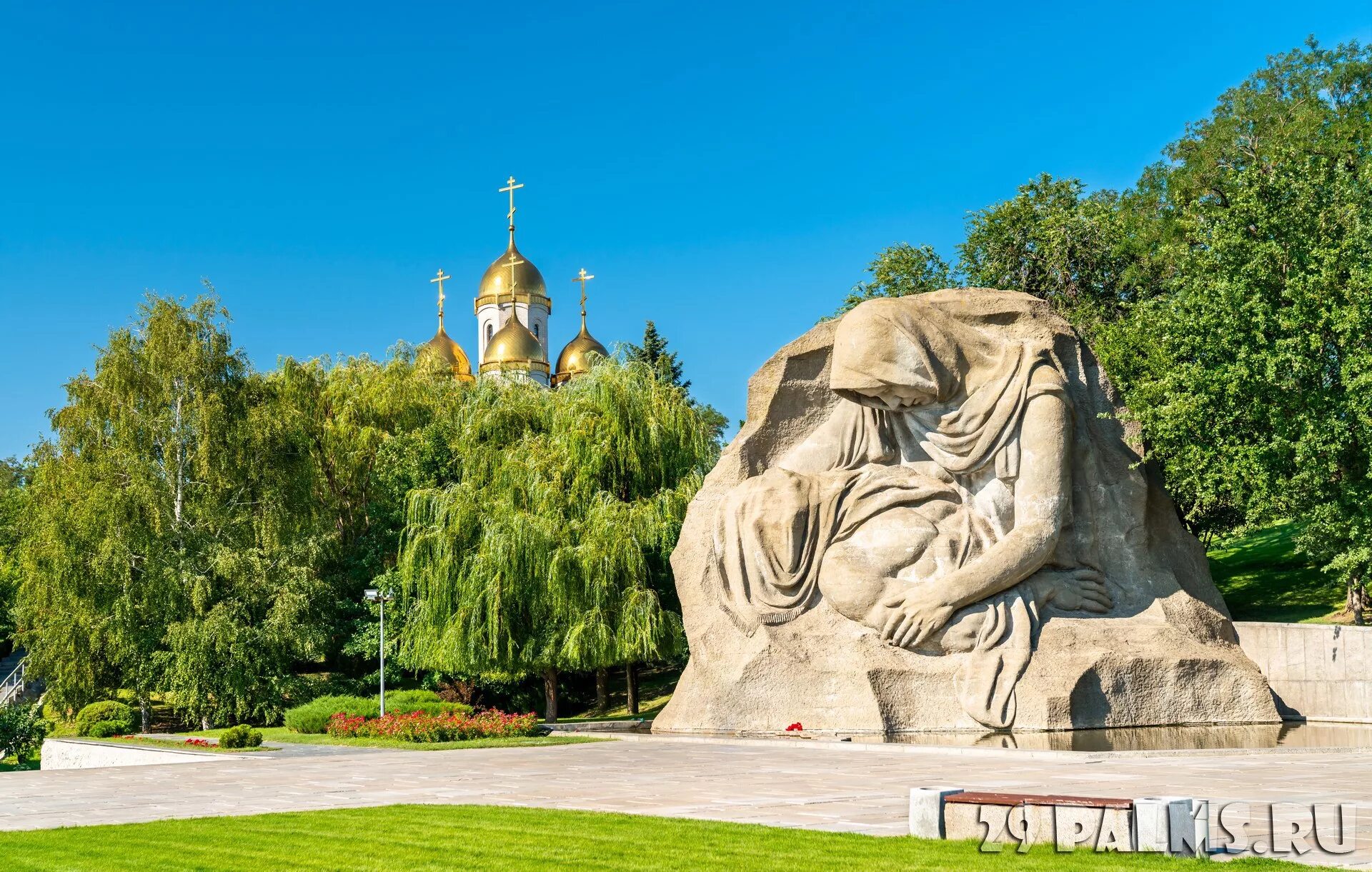 Озера скорби 2. Мамаев Курган озеро скорби. Площадь скорби на Мамаевом Кургане. Мамаев Курган Волгоград Скорбящая мать. Скорбящая мать памятник Волгоград.