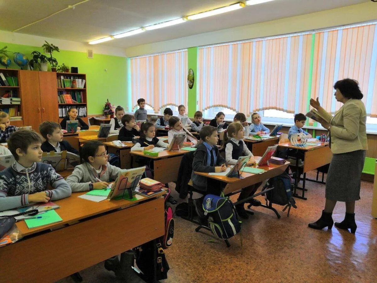 Красноярск школы октябрьский. Урок в школе. Занятия в школе. Урок в обычной школе. Школа Красноярск.